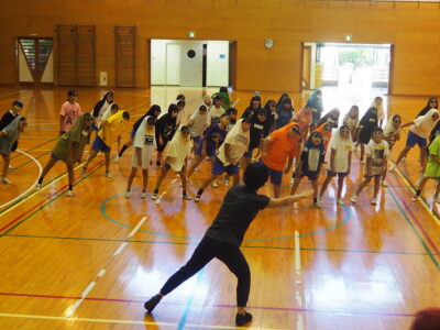 R6（滋賀県/沖縄県全域の小中高校、特別支援学校の先生方へ）　　　子供たちの創造性やコミュニケーション能力を育むためのダンス体験ワークショップを行う学校を募集します！